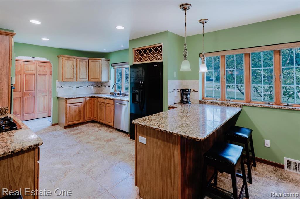 454 Lesdale Drive, Troy, MI 48085 — Photo 8