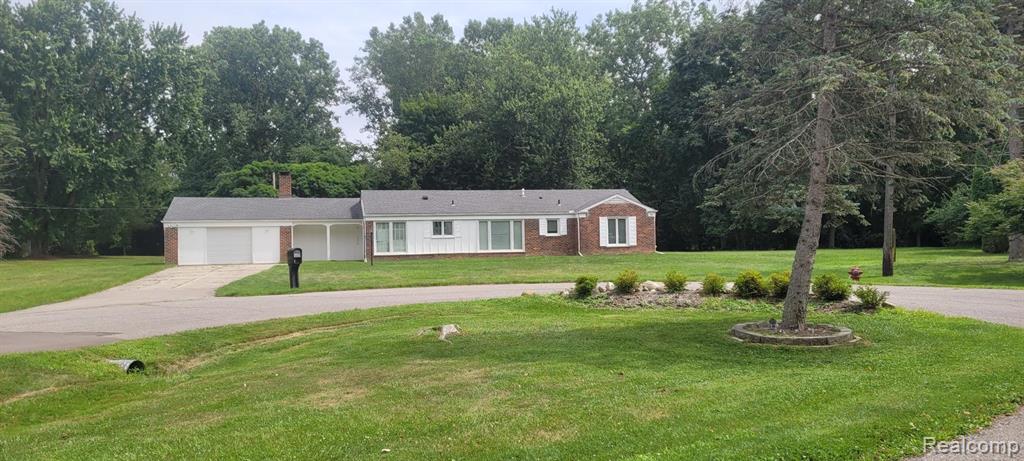 4995 Broomfield Lane, West Bloomfield, MI — front exterior
