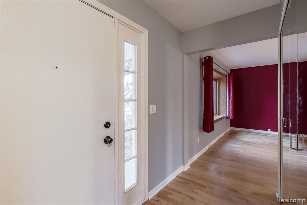 5285 WOODCREEK Trail, Clarkston, MI — Photo 4