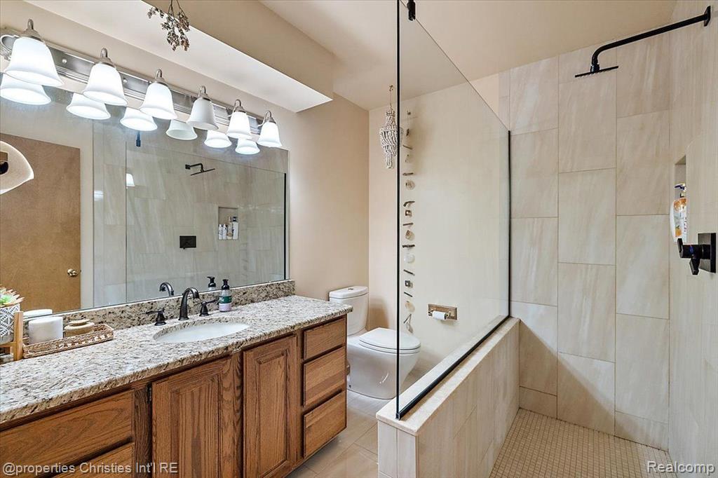 8241 LAKE PINE Drive, Commerce Twp, MI 48382 — Photo 39