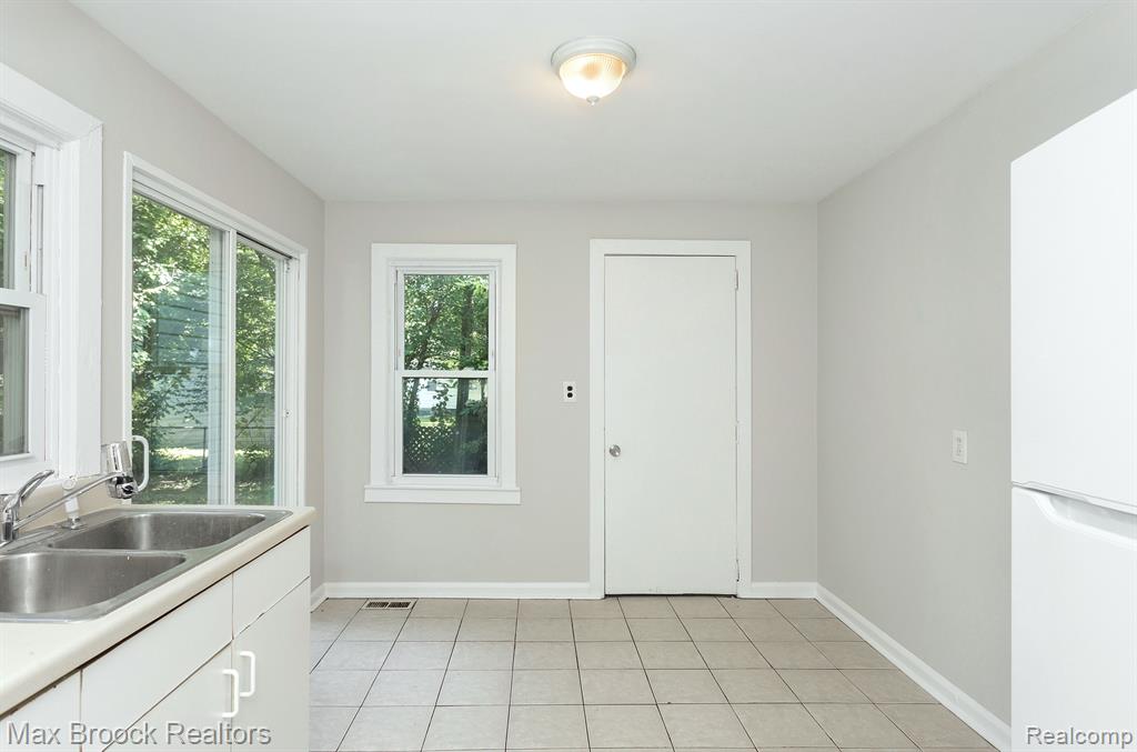 594 ANDRESEN Court, Hazel Park, MI 48030 — Photo 17