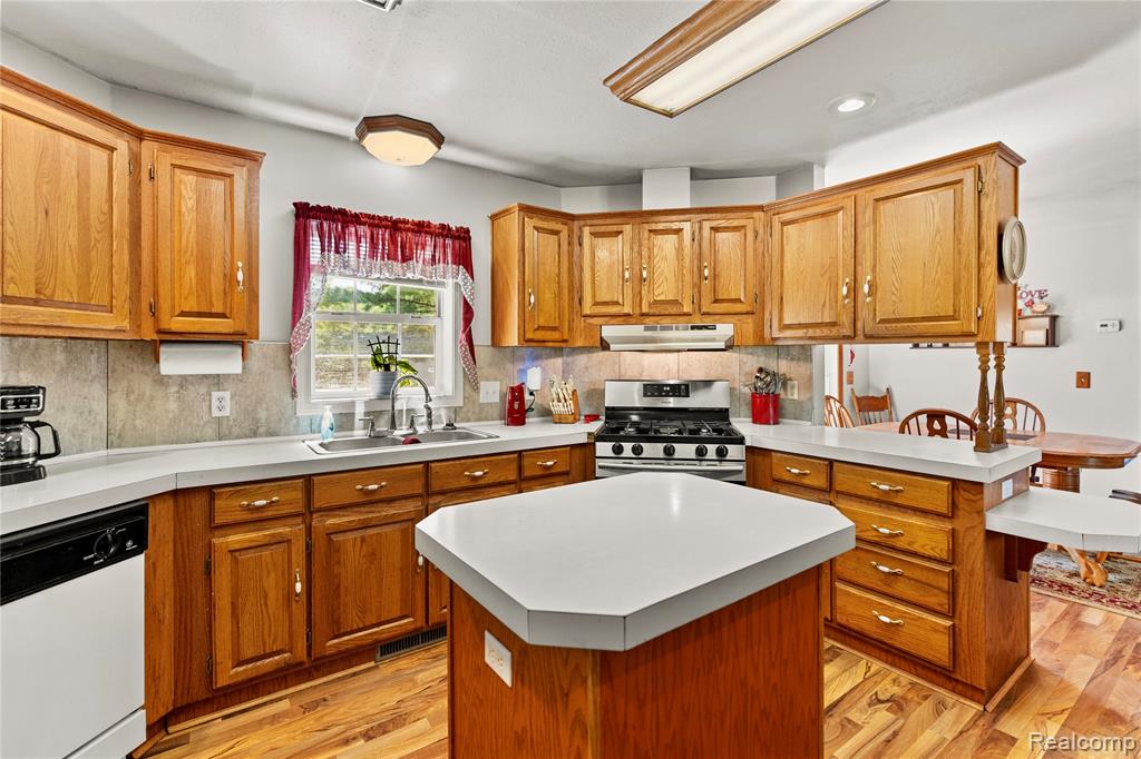 5206 Lippincott Boulevard, Burton, MI 48519 — Photo 3