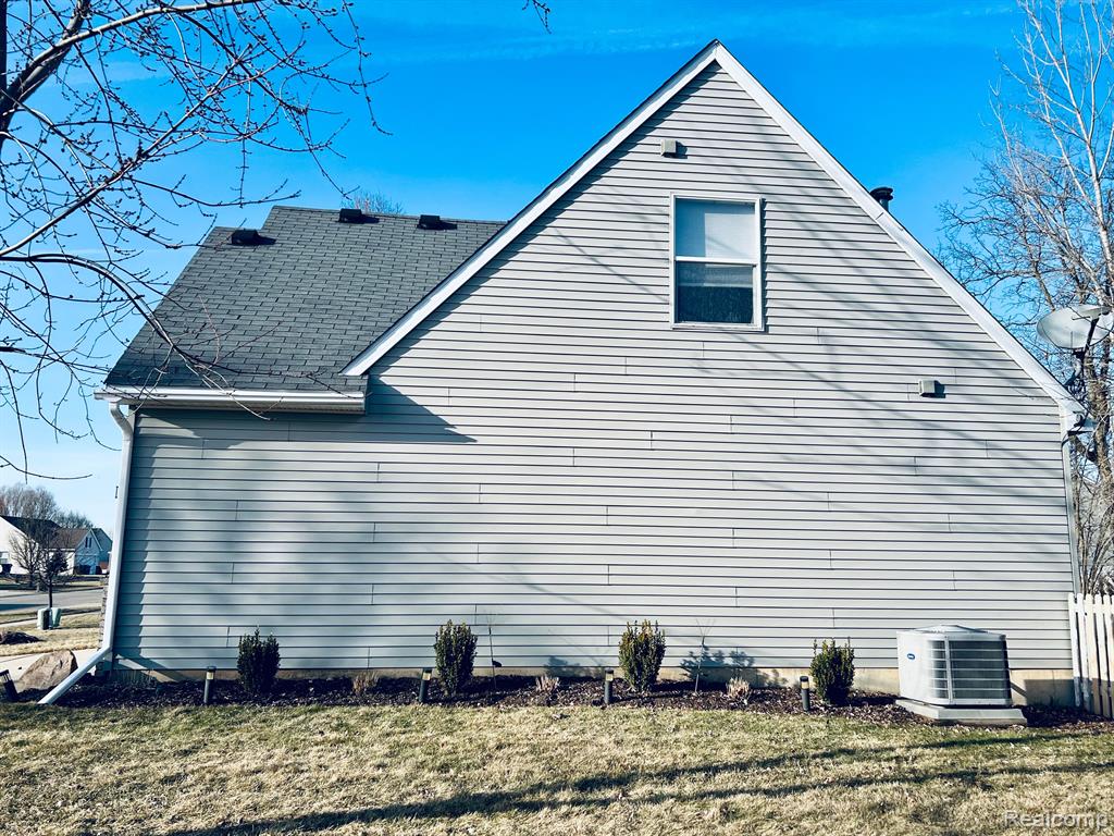 704 HAYSTACK Drive, Linden, MI 48451 — Photo 5