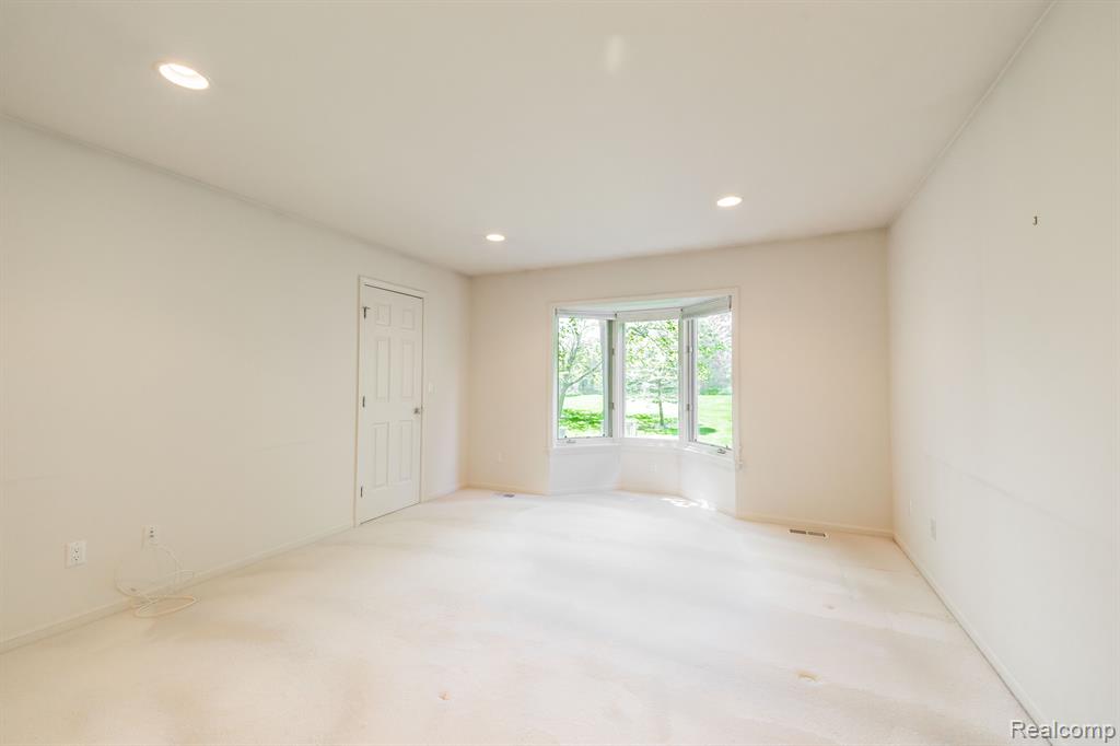 9854 HAWTHORNE GLEN Drive, Grosse Ile, MI 48138 — Photo 17