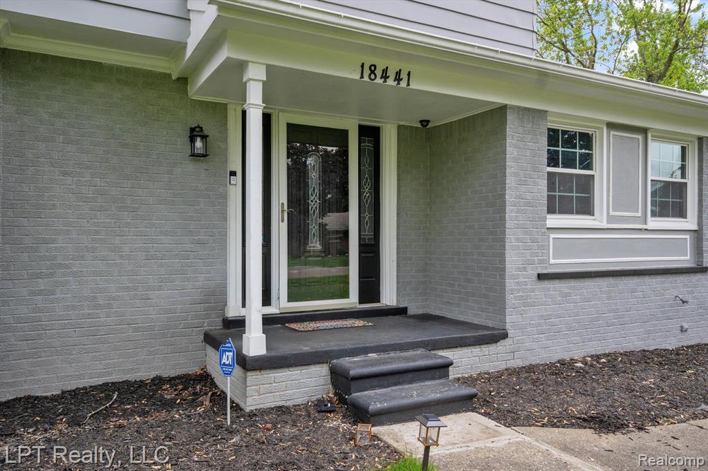 18441 ROSELAND Boulevard, Lathrup Village, MI 48076 — Photo 5