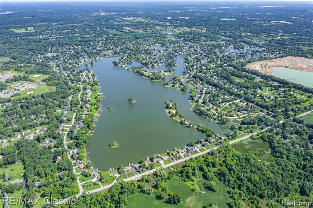 5197 SURFWOOD Drive, Commerce Twp, MI 48382 — Photo 17