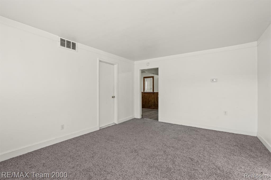 5526 SYLVIA Street, Dearborn Heights, MI 48125 — Photo 9