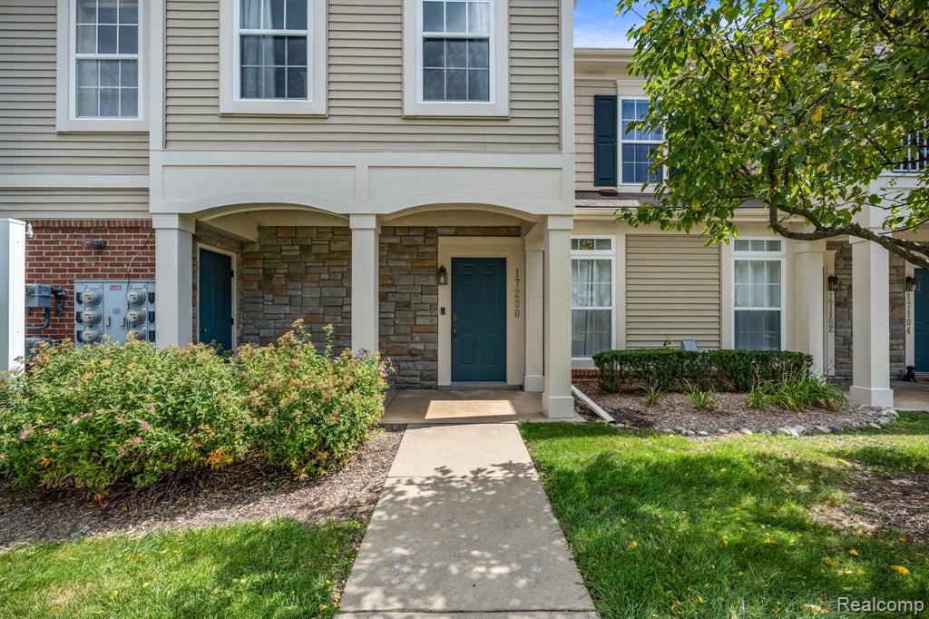 30 Pine Tree Ridge Drive, Waterford, MI, 48327