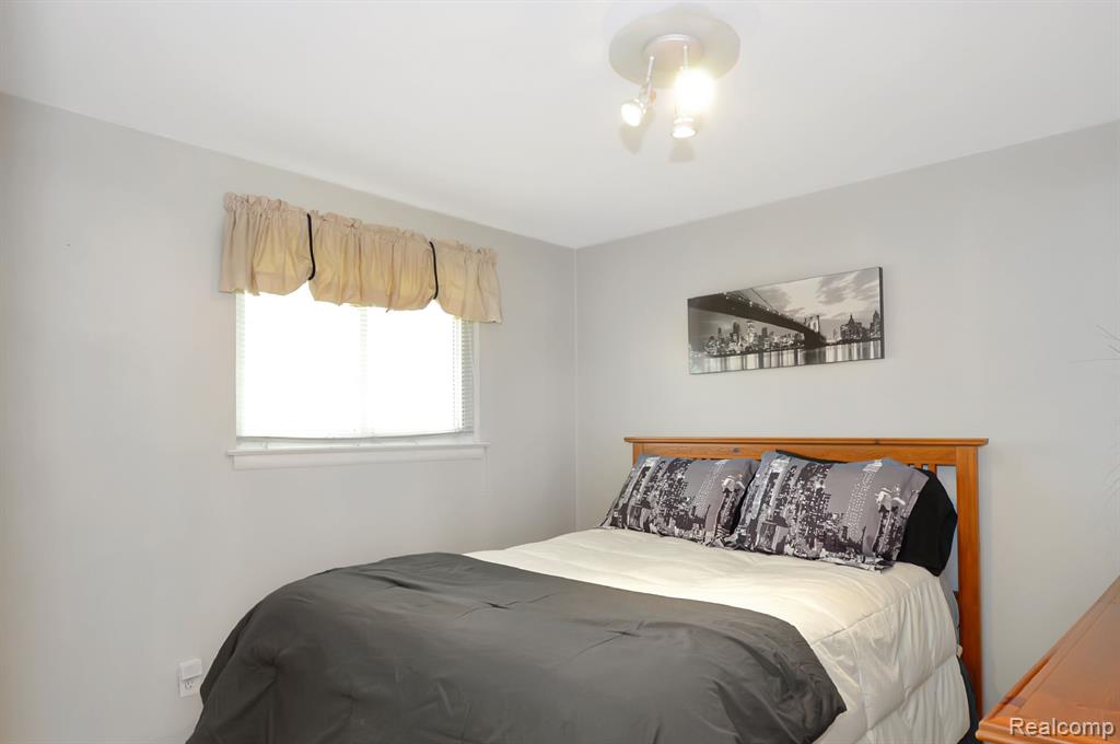 9037 N HUBBARD Street, Livonia, MI 48150 — Photo 21