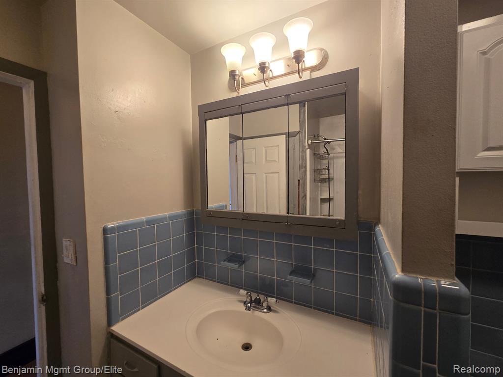 9416 HOGAN Road, Fenton, MI 48430 — Photo 8