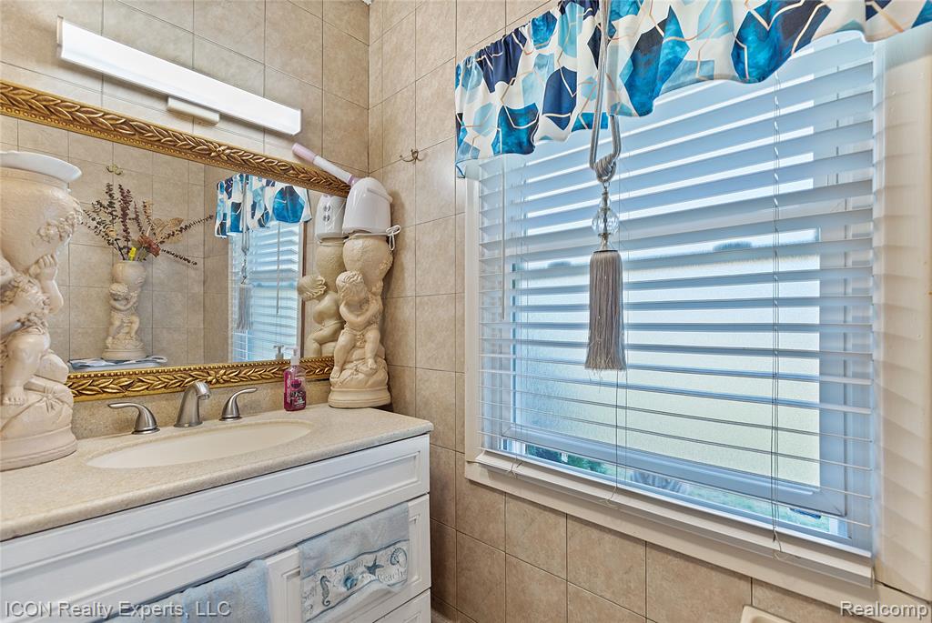 5072 15 Mile Road, Sterling Heights, MI 48310 — Photo 19