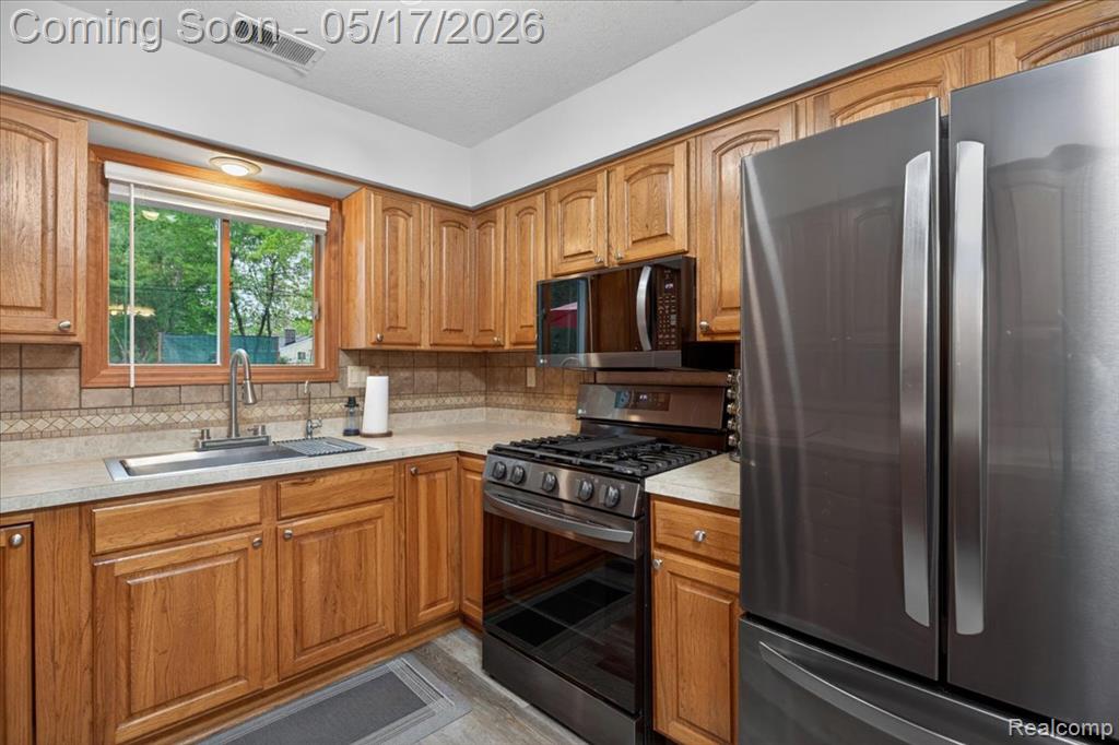 7044 Felix Drive, Clarkston, MI — Photo 14