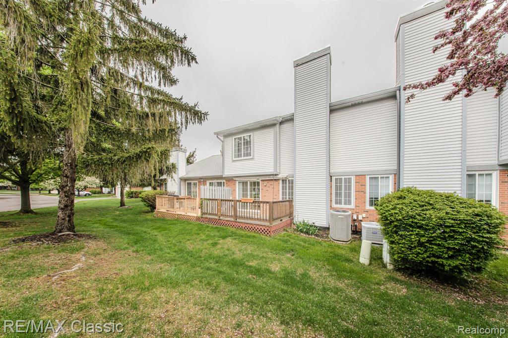 514 WINWOOD Circle, Walled Lake, MI 48390 — Photo 18