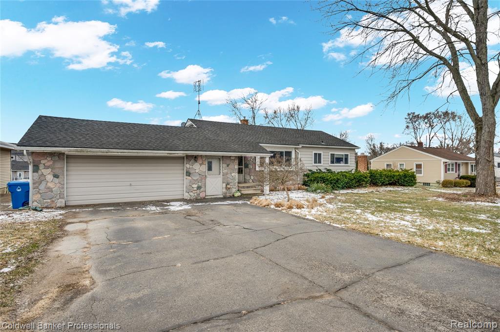 2556 N Williams Lake Rd. Road, Waterford, MI 48327 — front exterior