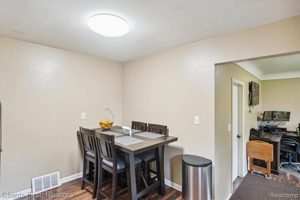 9243 HIX Road, Livonia, MI 48150 — Photo 13