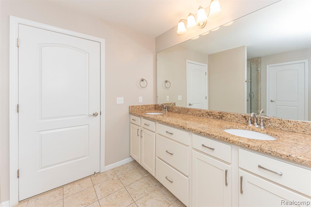 806 LAKE WOODS Drive, Canton, MI 48188 — Photo 33