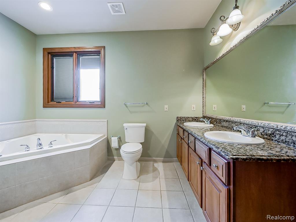 7364 Essex Drive, West Bloomfield, MI — Photo 18
