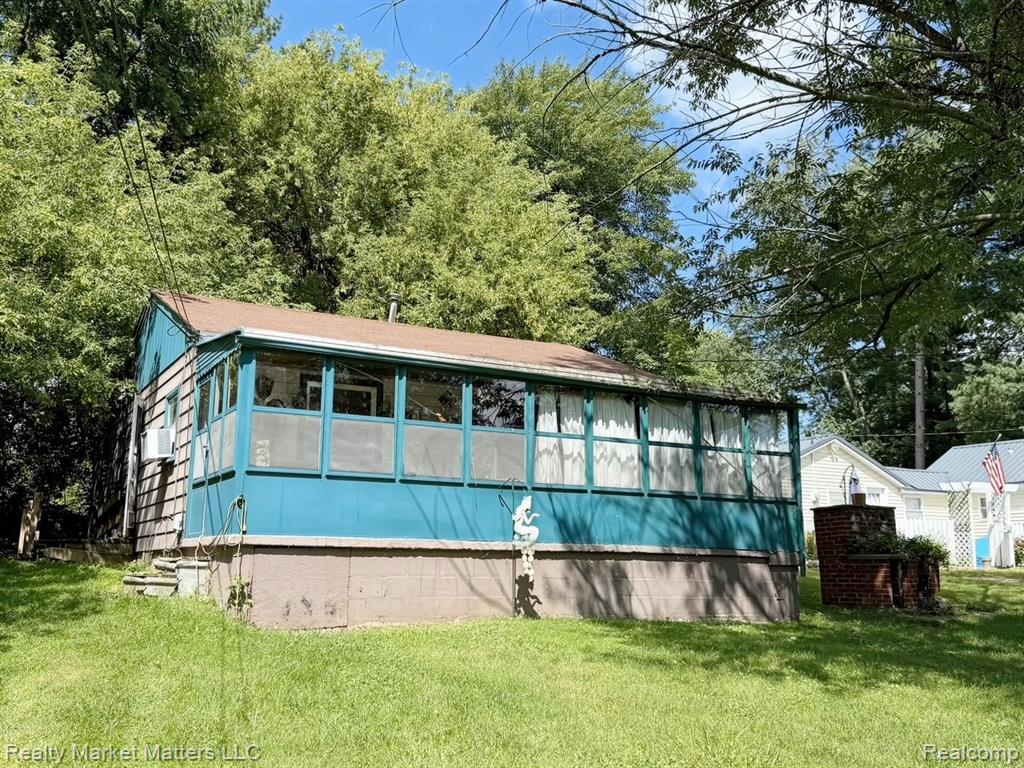 441 Peninsula Drive, Columbiaville, MI 48421 — front exterior