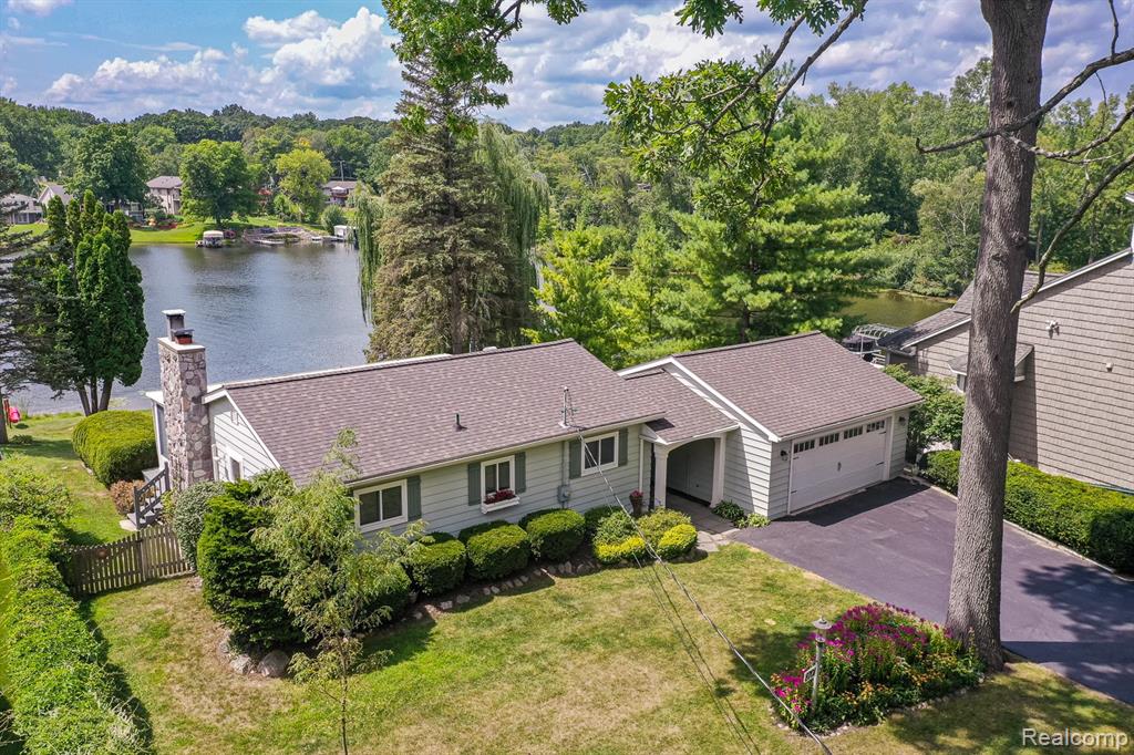 8701 Sherwood Drive, Davisburg, MI 48350 — front exterior