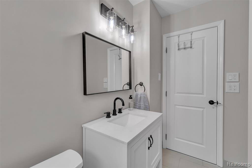 765 Vernier Road, Grosse Pointe Woods, MI 48236 — Photo 22