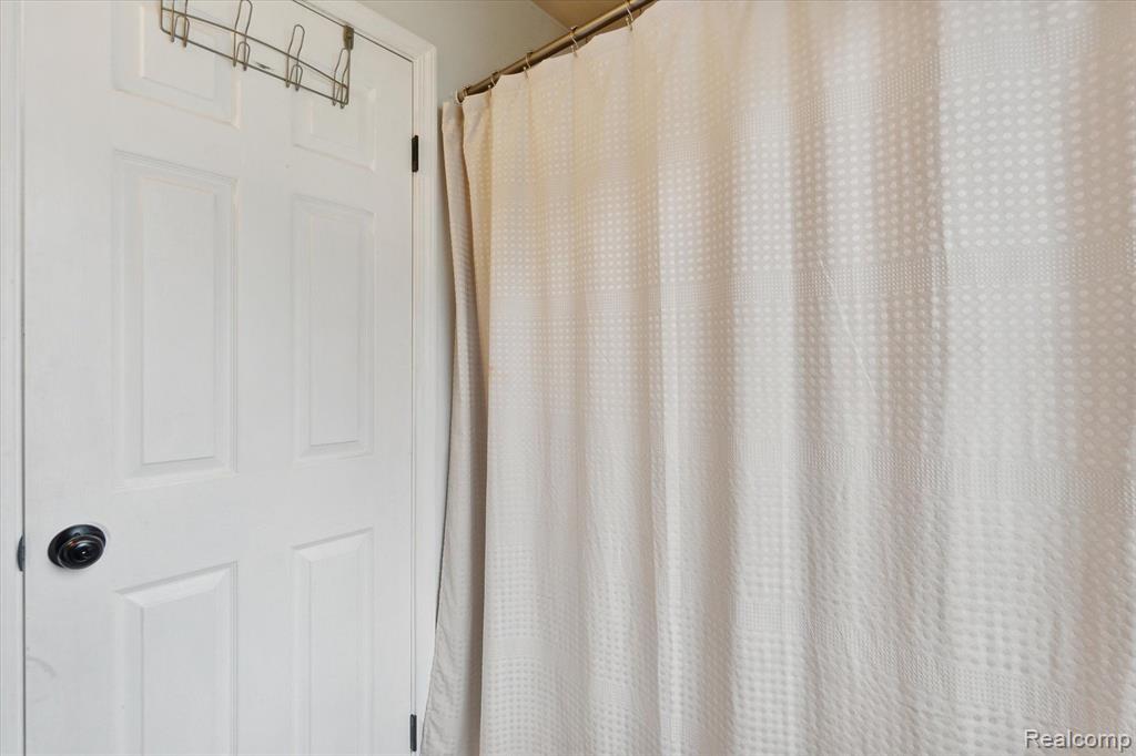 5231 COUNTRY WOOD Lane, Grand Blanc, MI 48439 — Photo 23