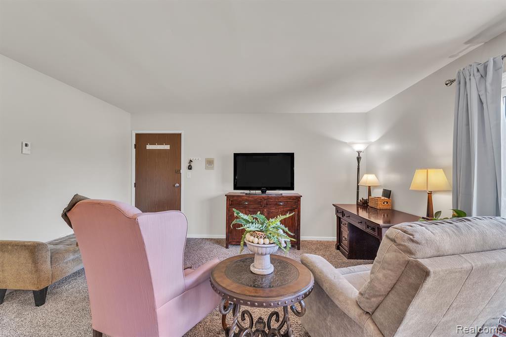 1842 COLONIAL VILLAGE Way, 2, Waterford, MI 48328 — Photo 5