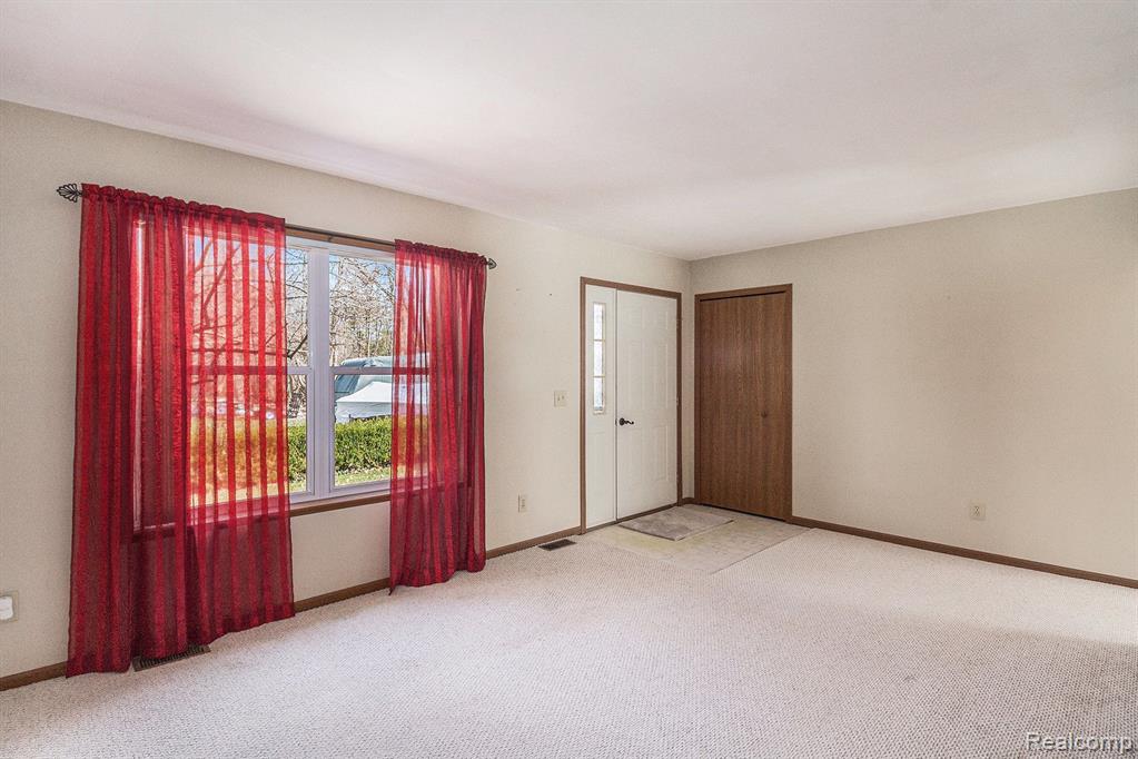930 N EAST Street, Fenton, MI 48430 — Photo 9