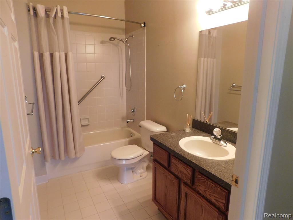 5589 Twin Oaks Drive, Sterling Heights, MI 48314 — Photo 17