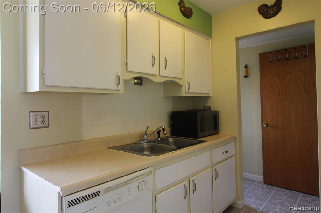 20165 Merle Court, Clinton Twp, MI 48035 — Photo 8