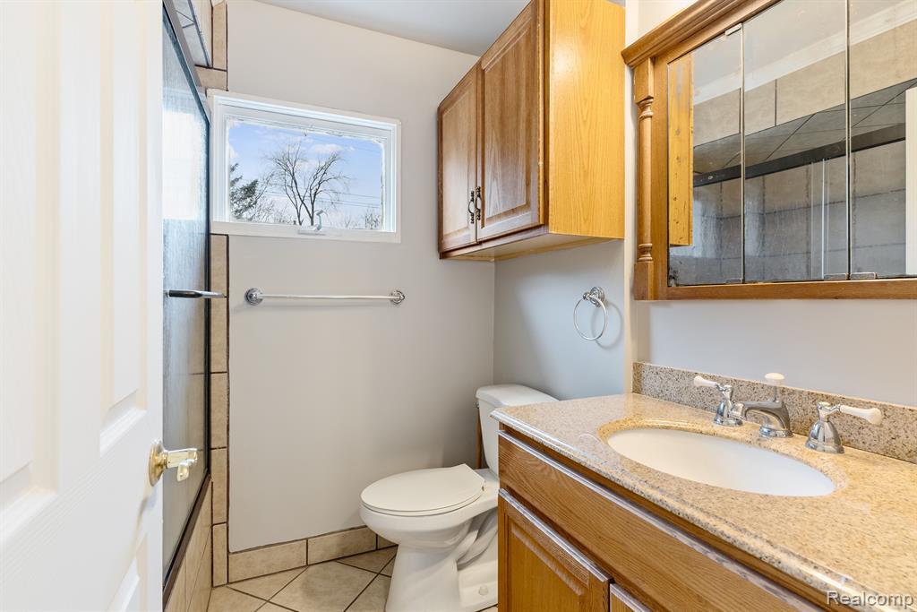724 NICHOLS Road, Auburn Hills, MI 48326 — Photo 24