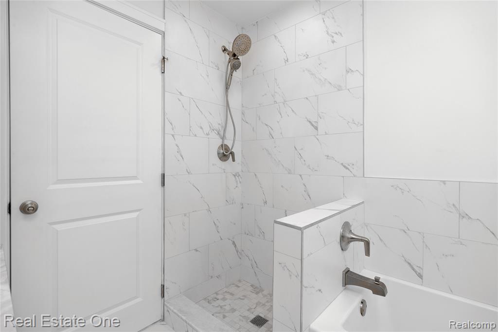 5742 Springwater Lane, West Bloomfield, MI — Photo 43