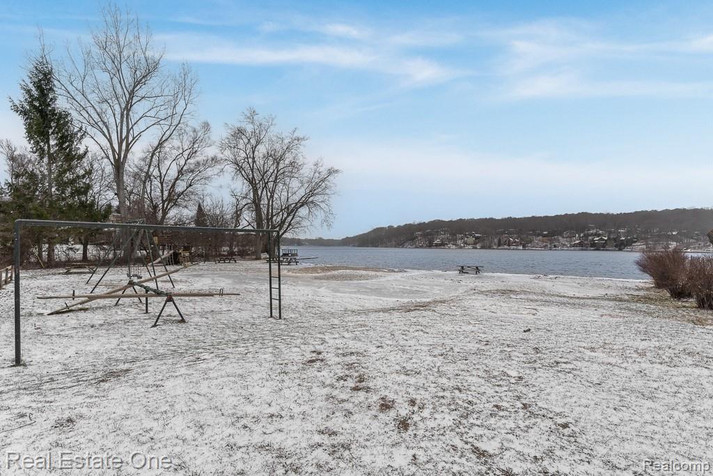 8955 Maplewood Avenue, Clarkston, MI 48348 — Photo 31