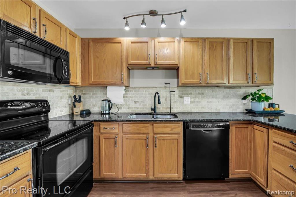 863 CALPERNIA, Wixom, MI 48393 — Photo 9