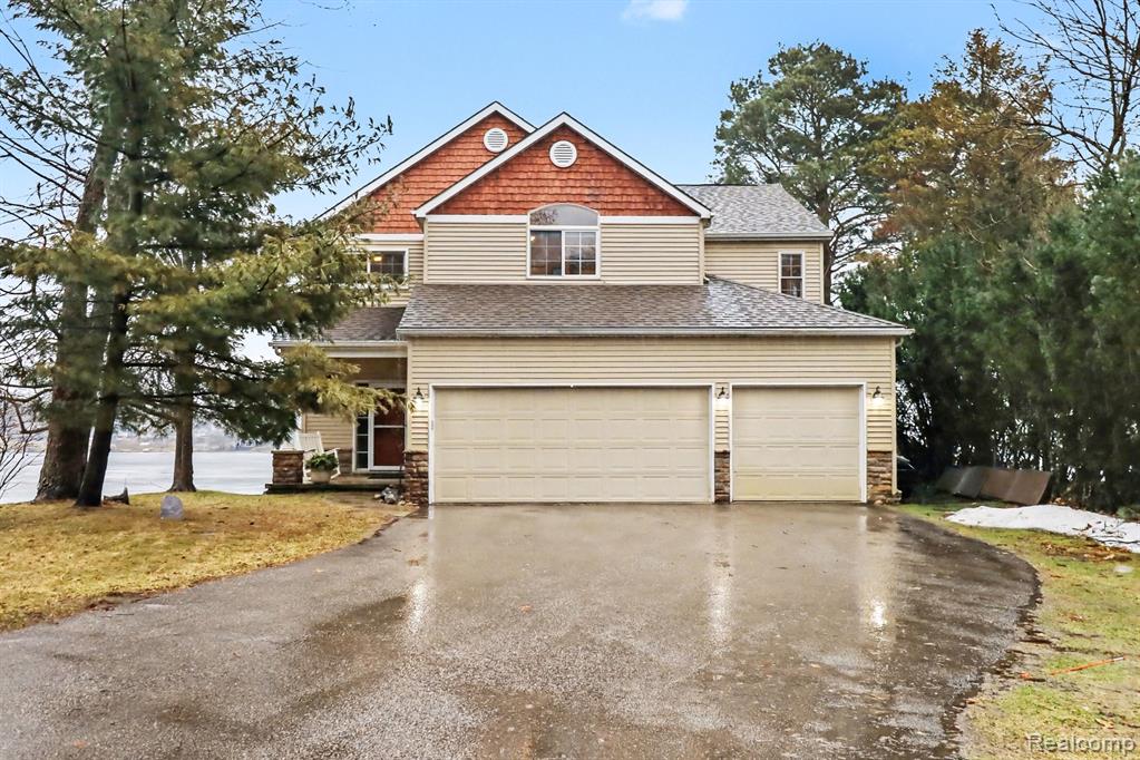 4372 Lamson Drive, Waterford, MI 48329 — front exterior
