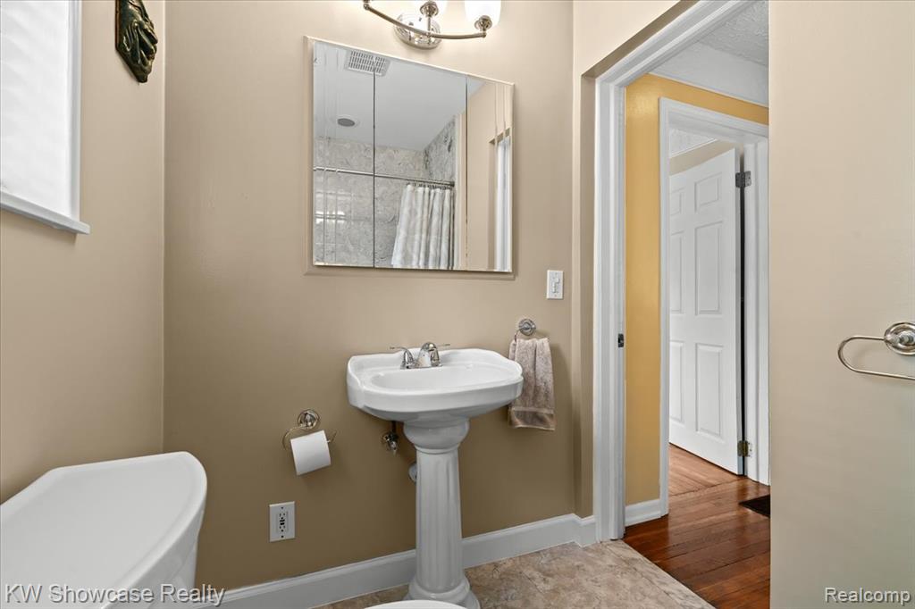 5865 Crescent Road, Waterford, MI 48327 — Photo 19