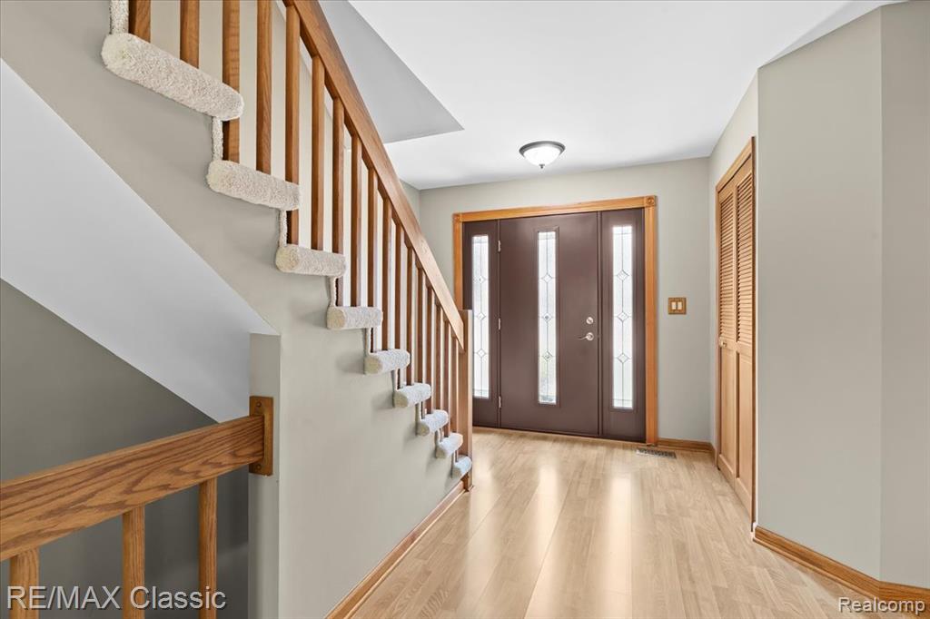 4432 Ravinewood Drive, Commerce Twp, MI 48382 — Photo 7