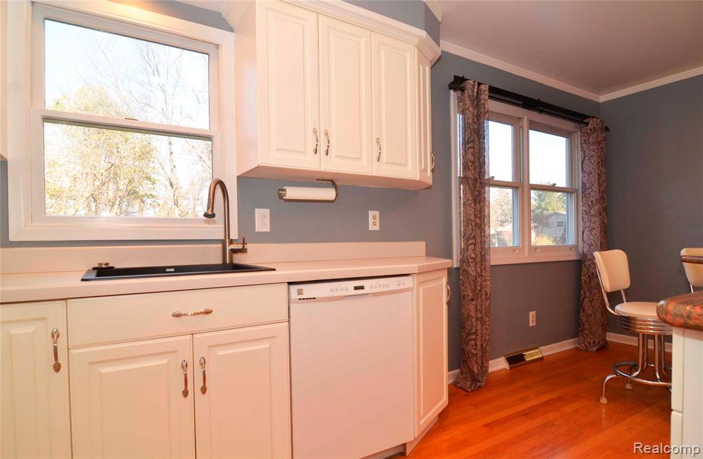 8152 Fairfield Circle, Springfield, MI — Photo 9