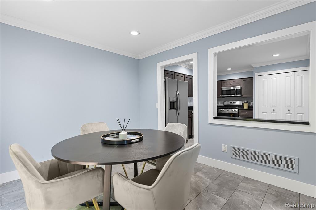 629 Ashley Circle, Rochester Hills, MI 48307 — Photo 6