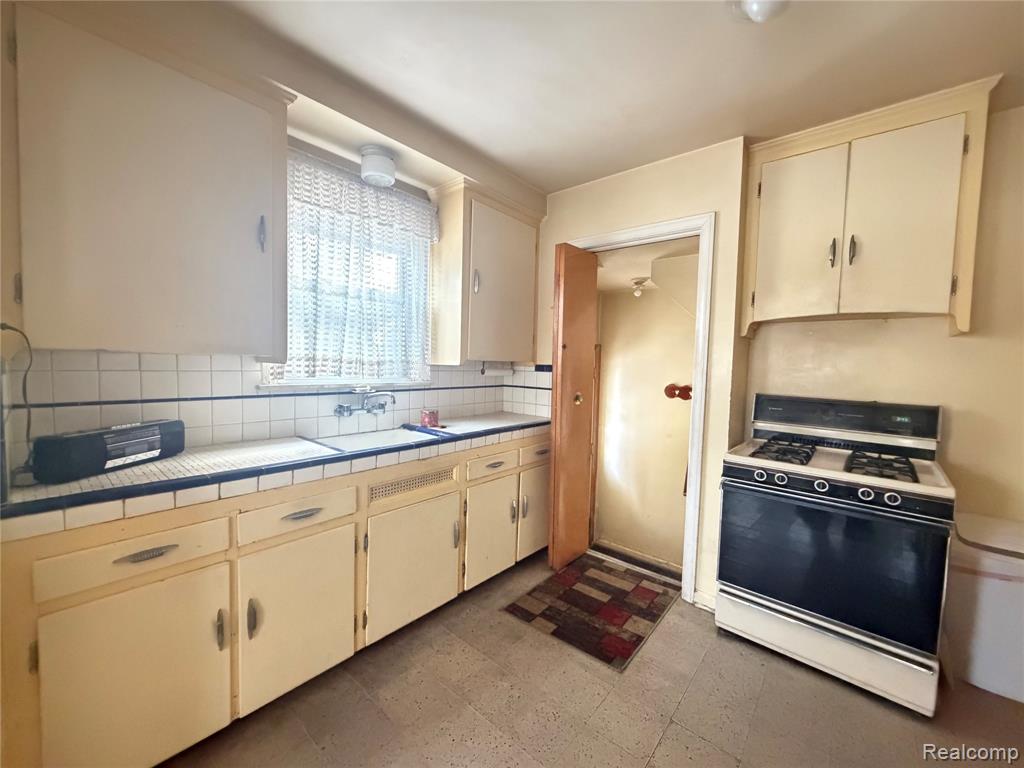 7041 Yinger Avenue, Dearborn, MI 48126 — Photo 13