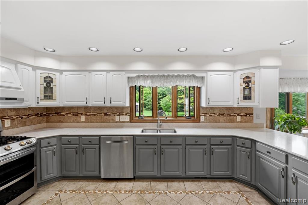 125 Olde Franklin Drive, Howell, MI 48855 — Photo 23