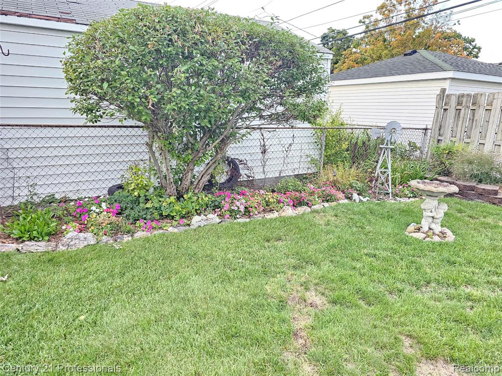 8876 Robindale, Redford, MI 48239 — Photo 31