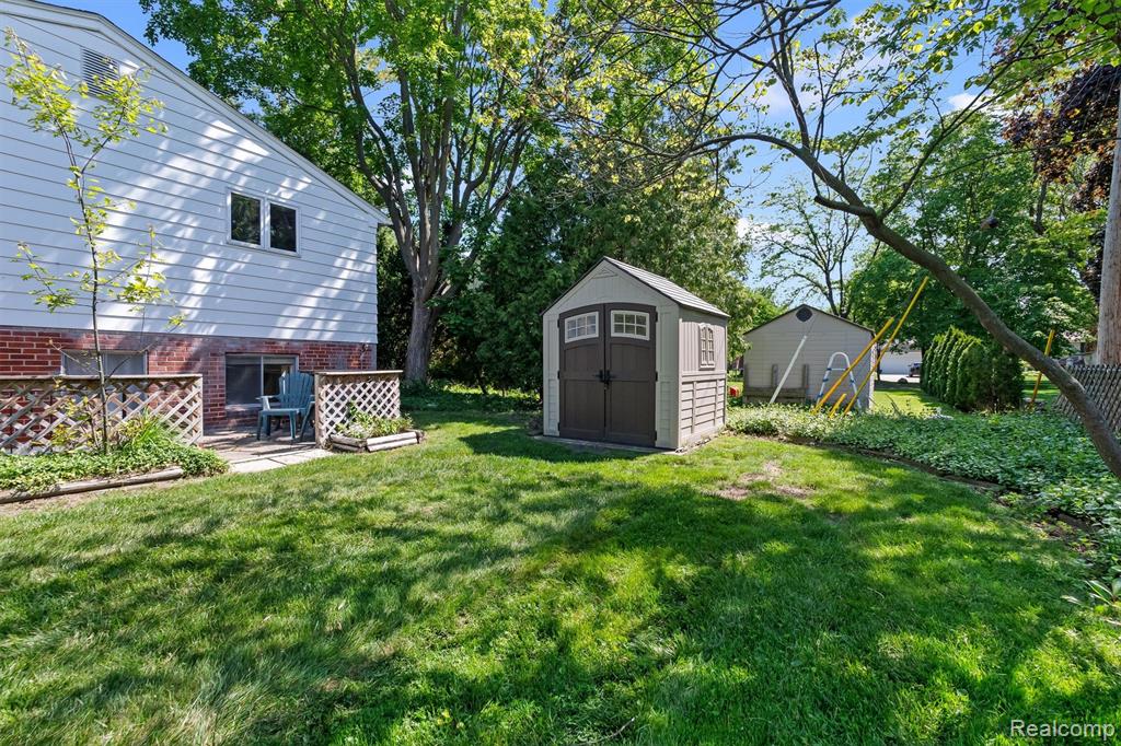 2366 Cumberland Drive, Troy, MI 48085 — Photo 32