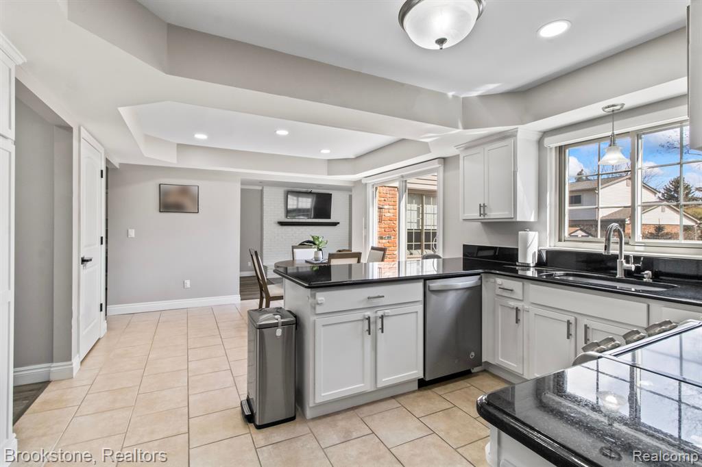 42838 FREEPORT Drive, Sterling Heights, MI 48313 — Photo 18