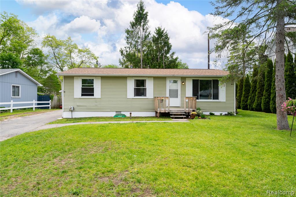 1887 Evona, Wixom, MI 48393 — Photo 2