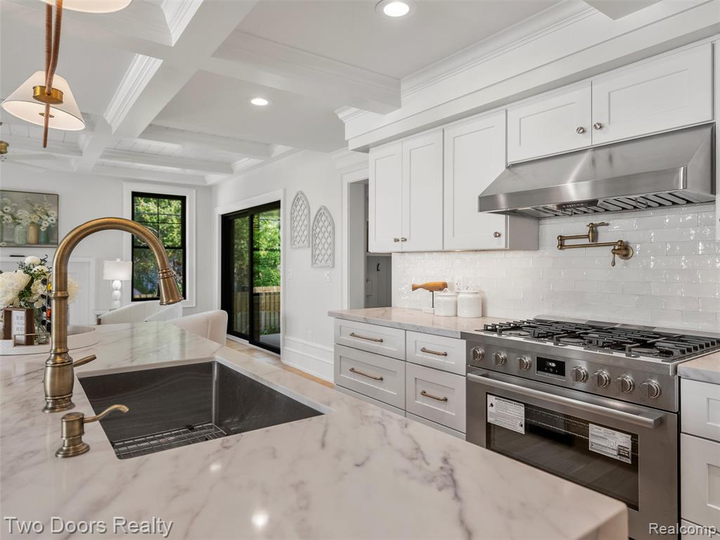 820 OAKRIDGE Avenue, Royal Oak, MI 48067 — Photo 18
