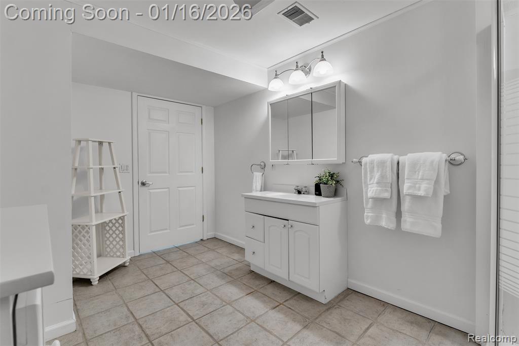 9035 Farmington Road, Livonia, MI 48150 — Photo 57