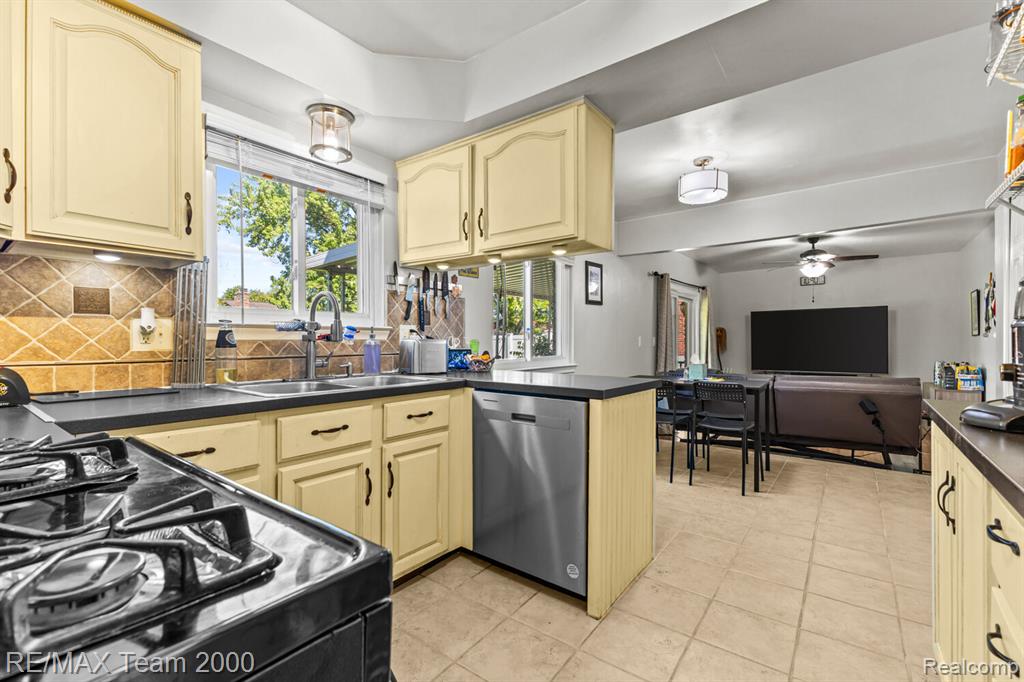 7485 Pointe Drive, Canton, MI 48187 — Photo 10