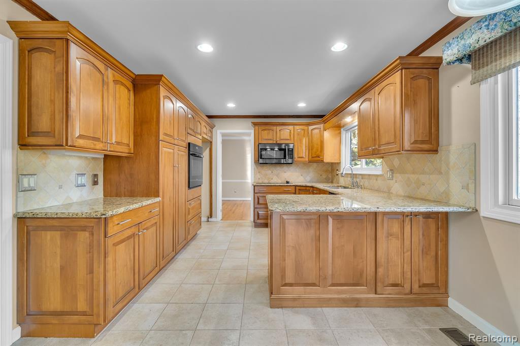 4248 WHITEBIRCH Drive, West Bloomfield, MI 48323 — Photo 11