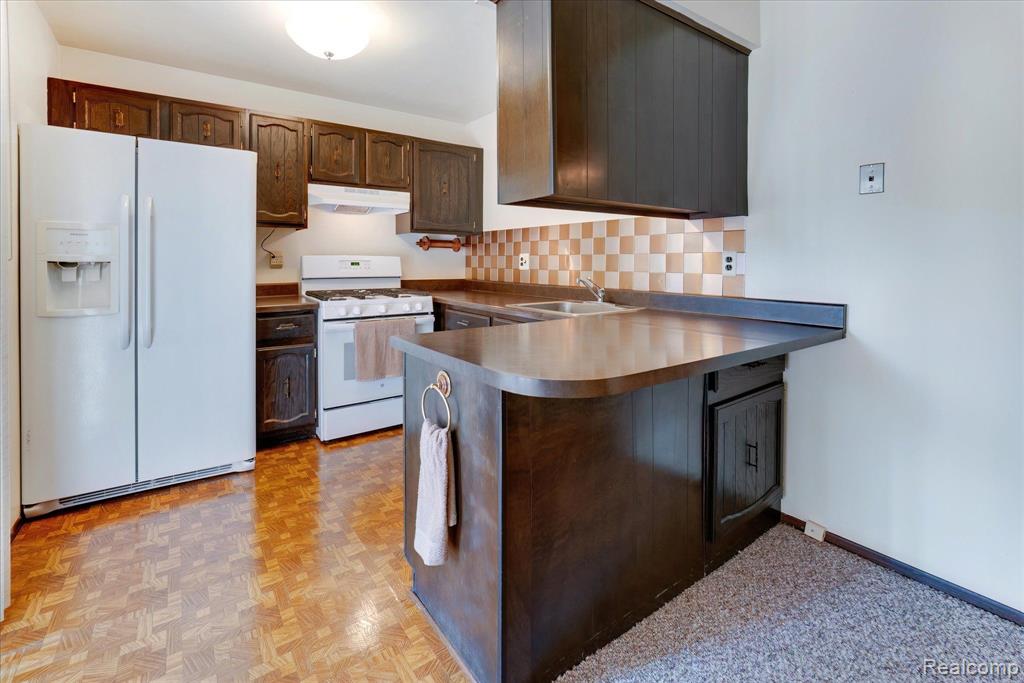 2702 ROUNDTREE Drive, Troy, MI 48083 — Photo 11