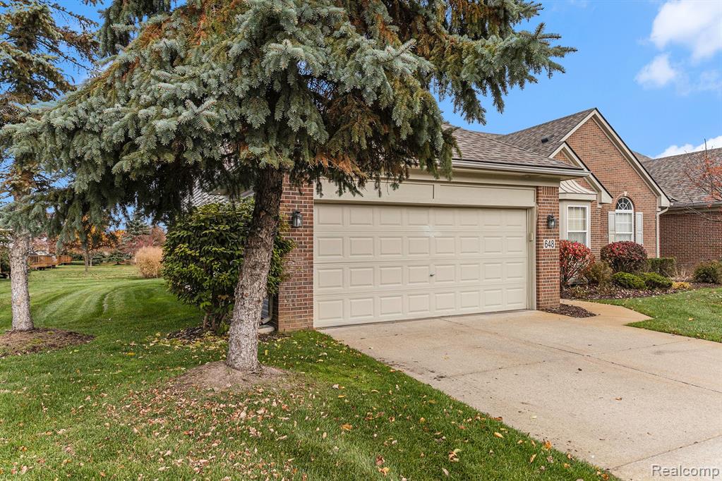 648 WOODHAVEN Drive, Commerce Twp, MI 48390 — Photo 31